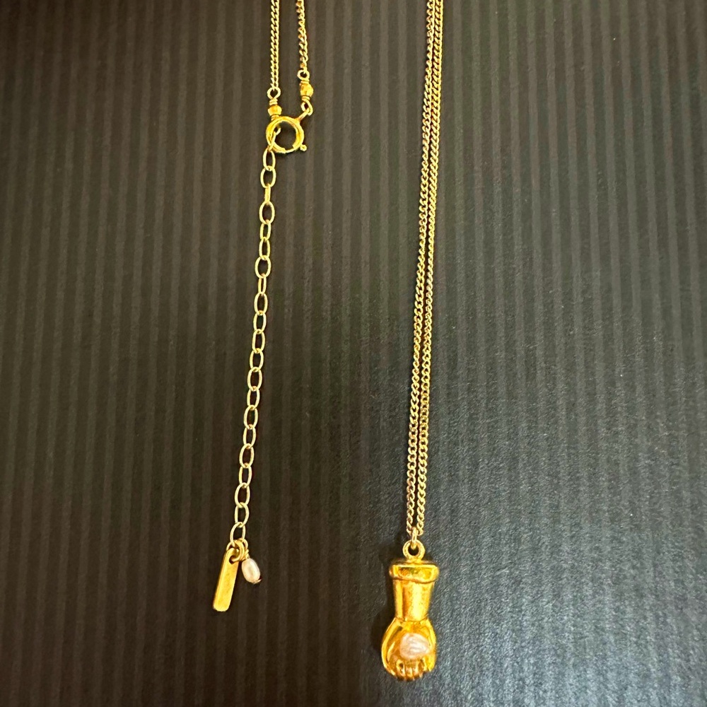 Chan Luu - Mano Figa Pearl fist - necklace